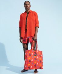Borsa tote unisex in lino Ronde des Tortues Multicolores Papavero vista frontale indossata