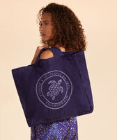 Borsa tote in lino Turtle Midnight vista frontale indossata