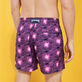 Ultraleichte und verstaubare Hypno Shell Badeshorts für Herren Marineblau Rückansicht getragen