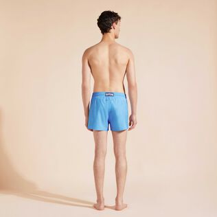 Bañador corto elástico y ajustado liso para hombre Flax flower vista trasera desgastada