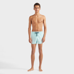 Costume da bagno corto uomo stretch e aderente a tinta unita Blu pacifico vista frontale indossata