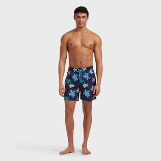 Pantaloncini mare uomo ultraleggeri e ripiegabili Tortues Multicolores Blu marine vista frontale indossata