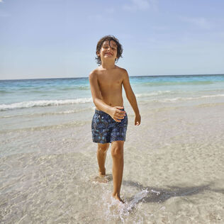 Pantaloncini mare bambino - Vilebrequin x Abu Dhabi Goa vista frontale indossata
