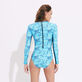 Langärmeliger Flowers Tie & Dye Rashguard für Damen Marineblau Rückansicht getragen