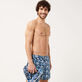 Hombre Clásico stretch Estampado - Bañador elástico con cintura lisa y estampado Batik Fishes para hombre, Azul marino detalles vista 3