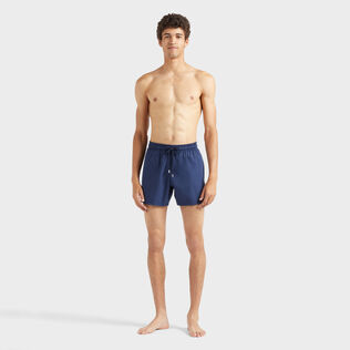 Kurze Solid Badeshorts für Herren Marineblau Vorderseite getragene Ansicht
