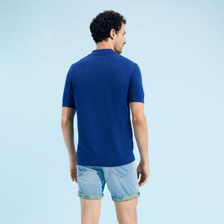 Polo en coton tricoté homme uni Outremer vue portée de dos