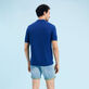 Polo en coton tricoté homme uni Outremer vue portée de dos