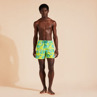 Deep Sea Toile de Jouy Badeshorts für Herren Neon yellow Vorderseite getragene Ansicht