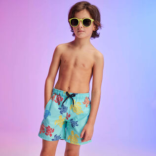 Maillot de bain garçon Ronde des Tortues Tricot - Vilebrequin x Falke Bleu lazuli vue portée de face