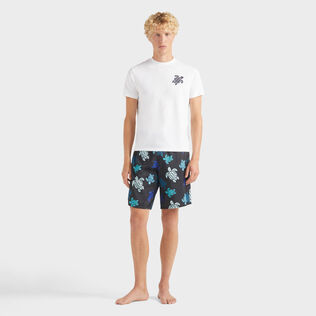 T-shirt uomo ricamata in cotone biologico Turtle Bianco vista frontale indossata