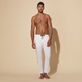 Men Tencel Popeline Jogger Pants White 正面穿戴视图