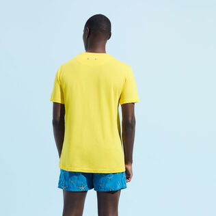Einfarbiges T-Shirt aus Bio-Baumwolle für Herren Sonne Rückansicht getragen