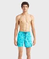 Pantaloncini mare uomo ricamati Micro Ronde des Tortues Diagonale - Edizione limitata Disco green vista frontale indossata