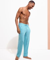 Unisex Linen Jersey Pants Solid Heather azure 男性正面穿戴视图