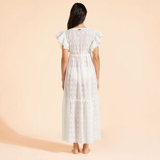 Langes Broderies Anglaises Damenkleid aus Baumwolle Off white Rückansicht getragen