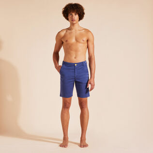 Solid Bermudashorts aus Tencel-Satin für Herren Ultramarin blau Vorderseite getragene Ansicht