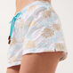 Pantalón corto de baño iridiscente bordado con estampado Flowers of Joy para mujer Blanco detalles vista 2
