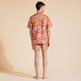 男士 Tahiti Flowers 亚麻保龄球衫 Santorini 背面穿戴视图