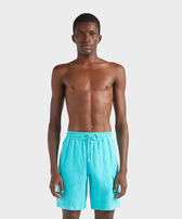 Bermuda cargo uomo in lino tinta unita Disco green vista frontale indossata
