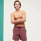 Bañador de color liso para hombre Murasaki vista frontal desgastada