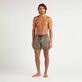 Kurze Carapaces Stretch-Badeshorts für Herren Marineblau Vorderseite getragene Ansicht