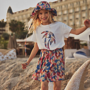 T-shirt bambina in cotone biologico Flowers in the Sky Bianco vista frontale indossata
