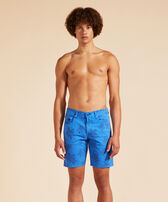 HERREN BERMUDASHORTS MIT HARZDRUCK RONDE DES TORTUES Earthenware Vorderseite getragene Ansicht