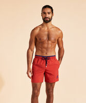 Zweifarbige Solid Bicolore Badeshorts für Herren Brick Vorderseite getragene Ansicht