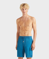 Bermuda cargo uomo in lino tinta unita Peacock vista frontale indossata