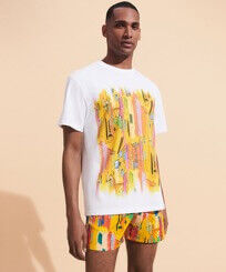 Camiseta de algodón orgánico con estampado Sunny Streets para hombre Blanco vista frontal desgastada