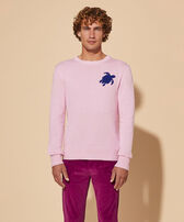 Maglione girocollo uomo in cotone e cashmere Turtle Rosa vista frontale indossata