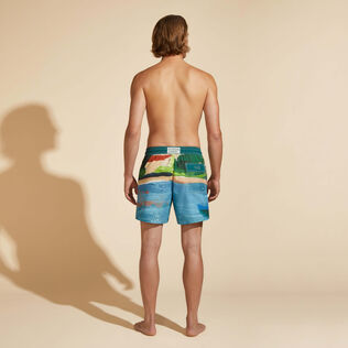 360 Landscape Badeshorts für Herren – Vilebrequin x Highsnobiety Chambray Rückansicht getragen