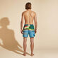 Pantaloncini mare uomo 360 Landscape - Vilebrequin x Highsnobiety Chambray vista indossata posteriore