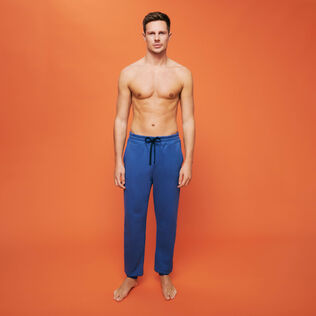 Pantalón de chándal en algodón de color liso para hombre Mar azul vista frontal desgastada