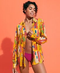 Leichtes Sunny Streets Unisex-Hemd aus Baumwollvoile Sonne Frauen Vorderansicht getragen