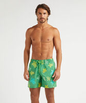 Pantaloncini mare uomo ricamati Tortue Multicolore - Edizione limitata Chive vista frontale indossata