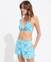 Flowers Tie & Dye Stretch-Badeshorts für Damen Marineblau Vorderseite getragene Ansicht