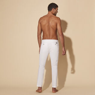 Men Tencel Popeline Jogger Pants White 背面穿戴视图