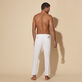 Men Tencel Popeline Jogger Pants White 背面穿戴视图