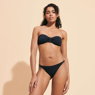 Top de bikini de corte bandeau y color liso para mujer Negro vista frontal desgastada