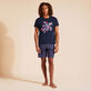 T-Shirt aus Bio-Baumwolle mit aufgestickter Schildkröte für Herren Marineblau Vorderseite getragene Ansicht