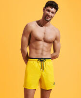 男士 Bicolore 双色纯色游泳短裤 Sun 正面穿戴视图