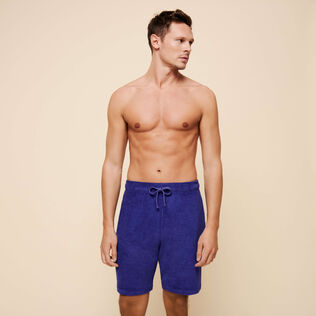 Bermudas de color liso para hombre y mujer Purple blue vista frontal desgastada