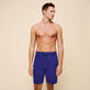 Bermudas de color liso para hombre y mujer Purple blue vista frontal desgastada