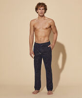 Pantalon en jean floqué velours homme Starlettes Dark denim w1 vue portée de face