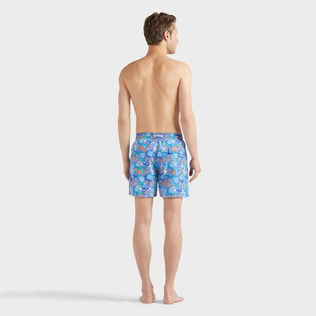 Fishy Vibes Badeshorts für Herren Marrakech Rückansicht getragen