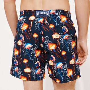 Bañador con estampado Neo Medusa para hombre Azul marino vista trasera desgastada