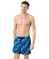 Costume da bagno uomo ricamato Elephant Dance - Edizione limitata Goa vista frontale indossata