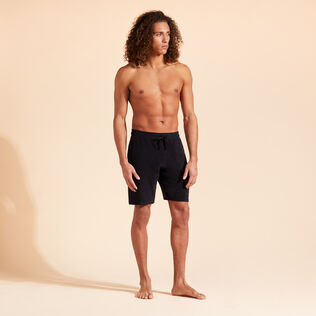 Solid Unisex-Bermudashorts aus Frottee Schwarz Vorderseite getragene Ansicht